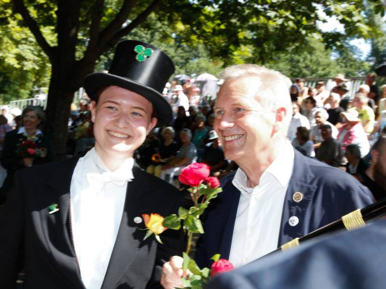 Zwei Personen bei einem Umzug.